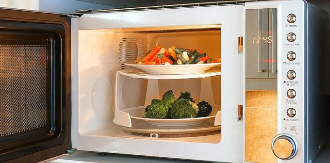 Features of microwave oven operation