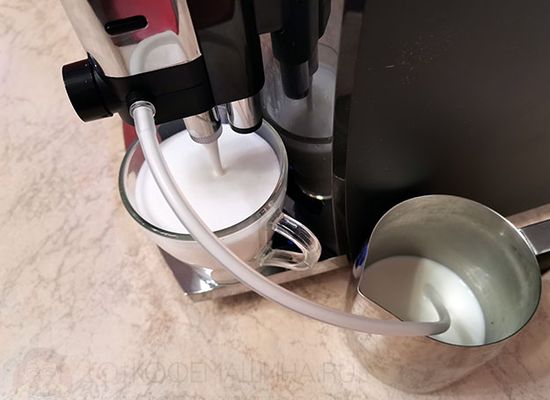 Jura E8 EB milk frothing