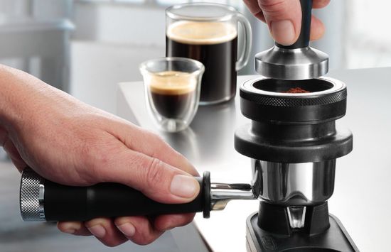 DeLonghi La Specialista Arte manual making coffee